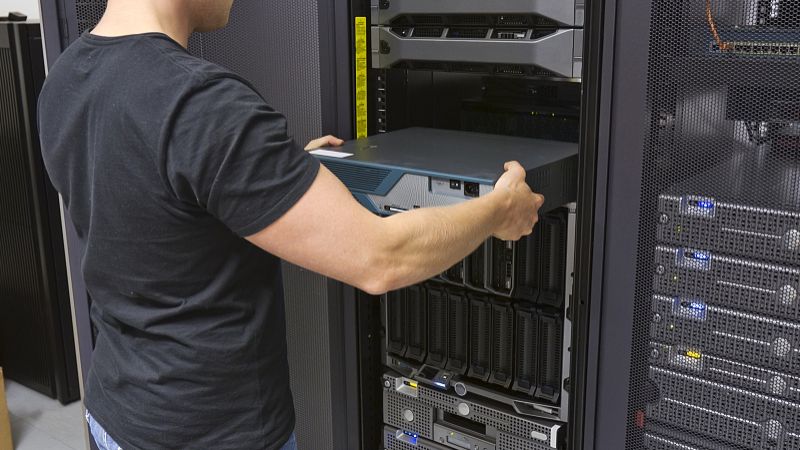 為什么有市電時(shí)UPS輸出正常，無(wú)市電時(shí)蜂鳴器長(zhǎng)鳴無(wú)輸出？